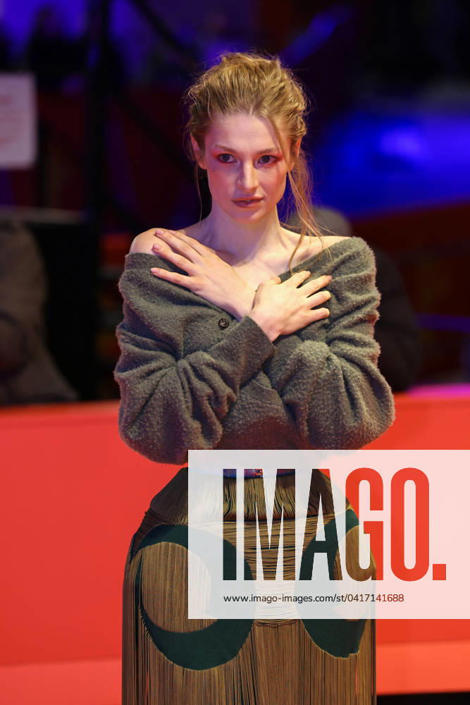 From 15 to 25 February 2024 the Berlinale 74 film festival takes place in Berlin, Germany. Hunter Schafer on the Red Carpet of Berlinale Palast for the Cuckoo film. Berlin Germany - ZUMAt227 20240216_zip_t227_020
