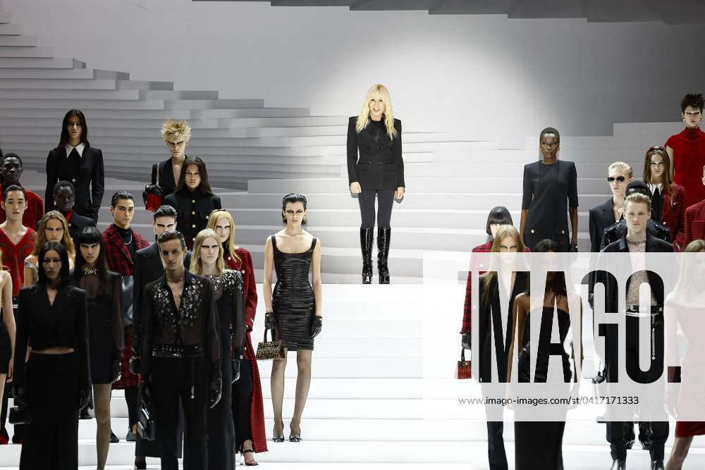 Bilder des Jahres 2024, Entertainment 02 Februar Entertainment Themen der Woche KW08 Dà filà Versace mode automne hiver 2024-2025 lors de la Fashion Week de Milan (MFW) Donatella Versace - Dà filà Versace mode femme automne hiver 2024-2025 lors de la Fashion Week de Milan (MFW), à Milan, Italie, le 24 fà vrier 2024. Versace fashion show during the Milan Fashion Week Womenswear Fall Winter 2024-2025 on February 24, 2024 in Milan, Italy. Milan Italie