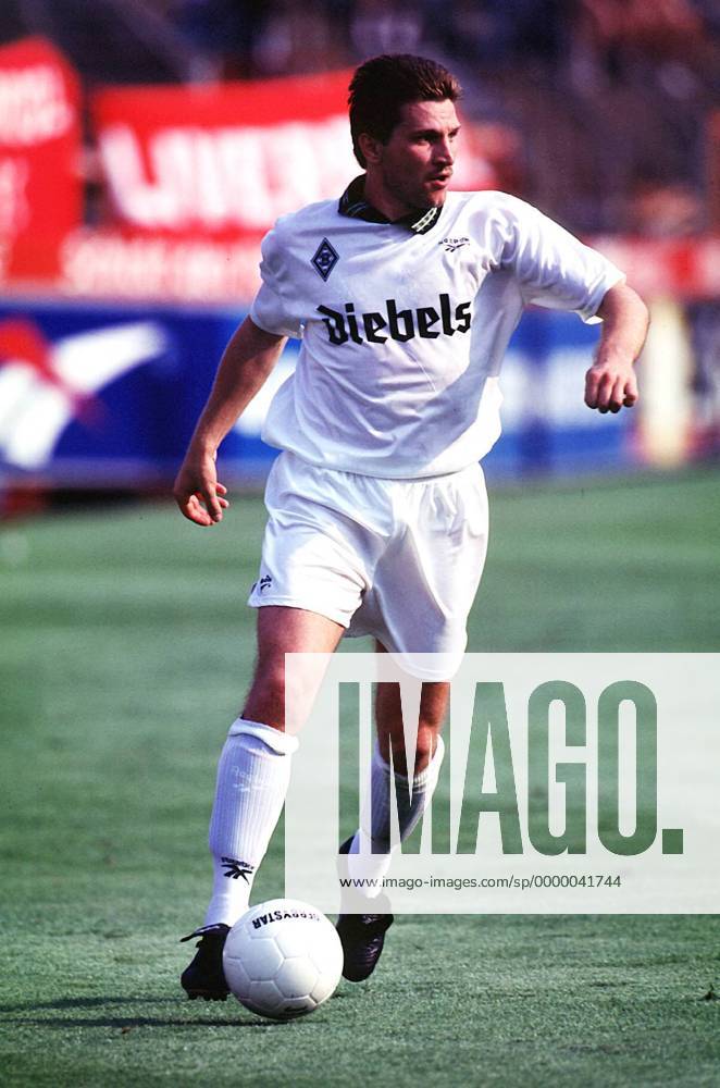 Thomas Kastenmaier mit Ball Fußball Turnier, Internationales Fußballturnier, Saison 1996 97: Borussia Mönchengladbach Einzelbild Dynamik,