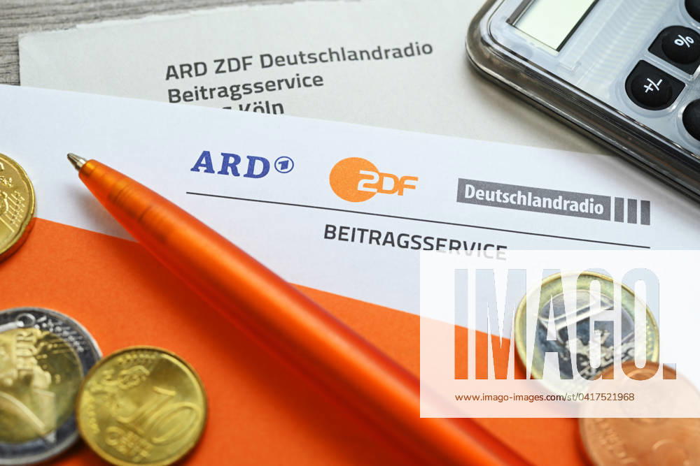 Letter from ARD ZDF Deutschlandradio Beitragsservice with calculator and coins, symbolic photo Increase in the broadcasting fee ** NUR FUER REDAKTIONELLE ZWECKE ** **