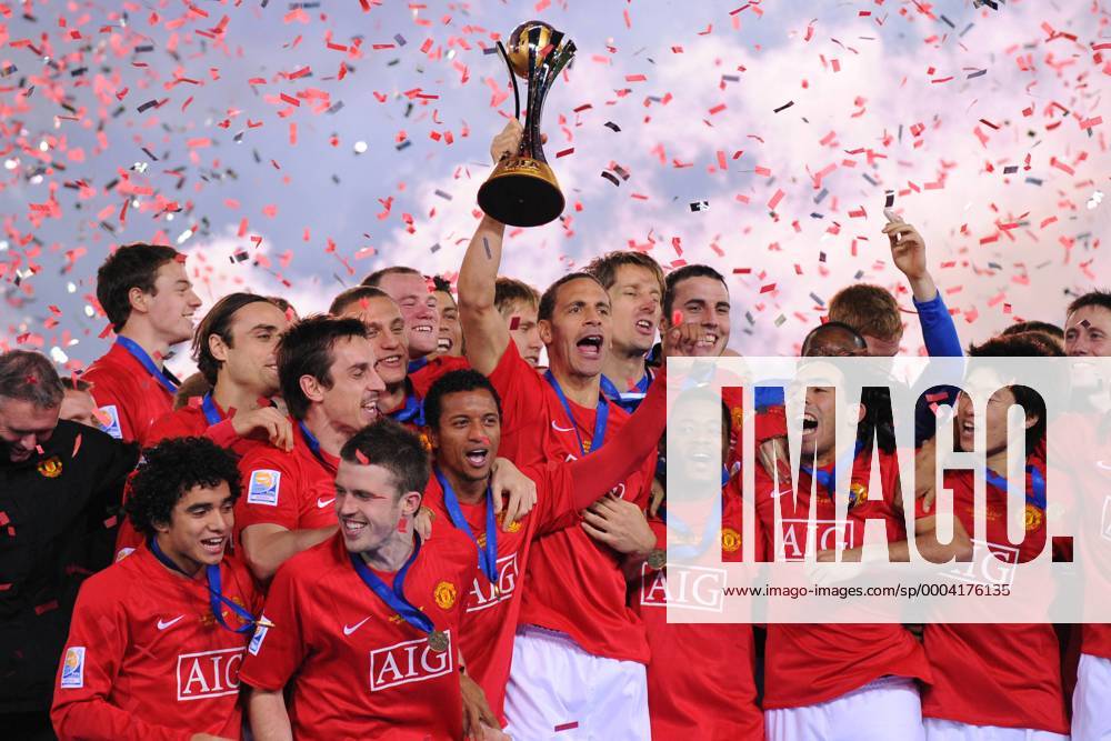 Manchester United gewinnt die Klub WM - vorn v.li. Rafael, Michael Carrick, Nani, Rio Ferdinand (mit Trophäe), Patrice Evra, Carlos Tevez, Ji Sung Park - Fußball Herren FIFA Klub WM 2008, Toyota Cup, World Championship, Worldcup, Finale, ManU Totale Yokohama Freude, Begeisterung,