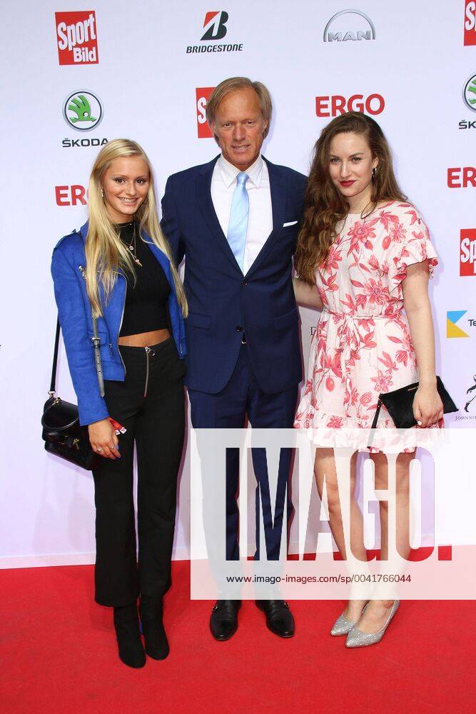 Gerhard Delling with his daughter Katharina and his daughter Louisa at the presentation of the Sport Bild Award on 19 08 2019 in Hamburg Sport Bild Awards 2019 presentation in Hamburg