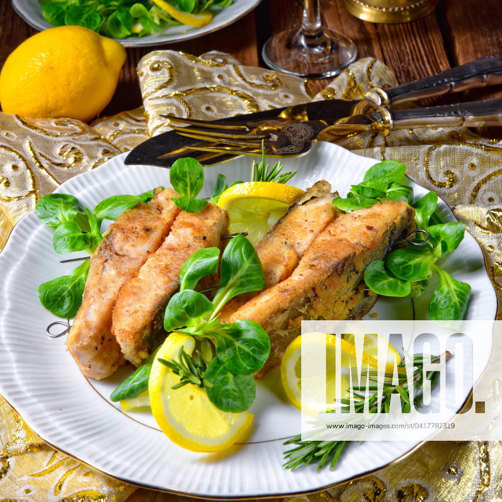 IMAGO Creative, Food, Karpfen-Saison Fried carp fillet on wintry salad Fried carp fillet on wintry salad