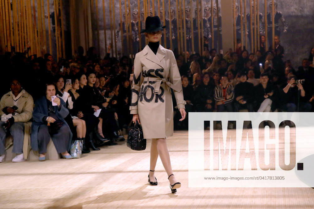 Dà filà Christian Dior mode femme automne hiver 2024-2025 lors de la Fashion Week de Paris (PFW) au jardin des Tuileries Model sur le Runway lors du Dà filà de Mode Dior, Prêt-à -porter Automne Hiver 2024-2025 dans le cadre de la Fashion Week de Paris, France, le 27 Fevrier 2024. Bertrand Rindoff Bestimage Runway of the Dior Womenswear Fall Winter 2024-2025 show as part of Paris Fashion Week on February 27, 2024 in Paris, France Paris France