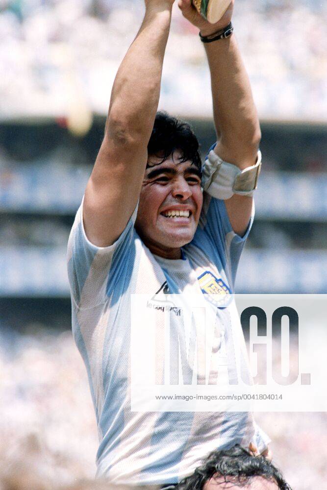 MARADONA Diego Kapitaen Team ARG with WELTCUP Cup at the award ceremony Final Argentina Germany 3 2 on 29 06 1986 in the Azteca Stadium in Mexico City