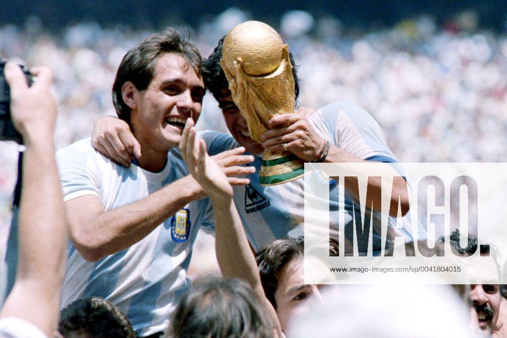 MARADONA Diego Kapitaen Team ARG with WELTCUP Cup at the award ceremony with goal scorers BURRUCHAGA Jorge Final Argentina Germany 3 2 on 29 06 1986 at the Azteca Stadium in Mexico City