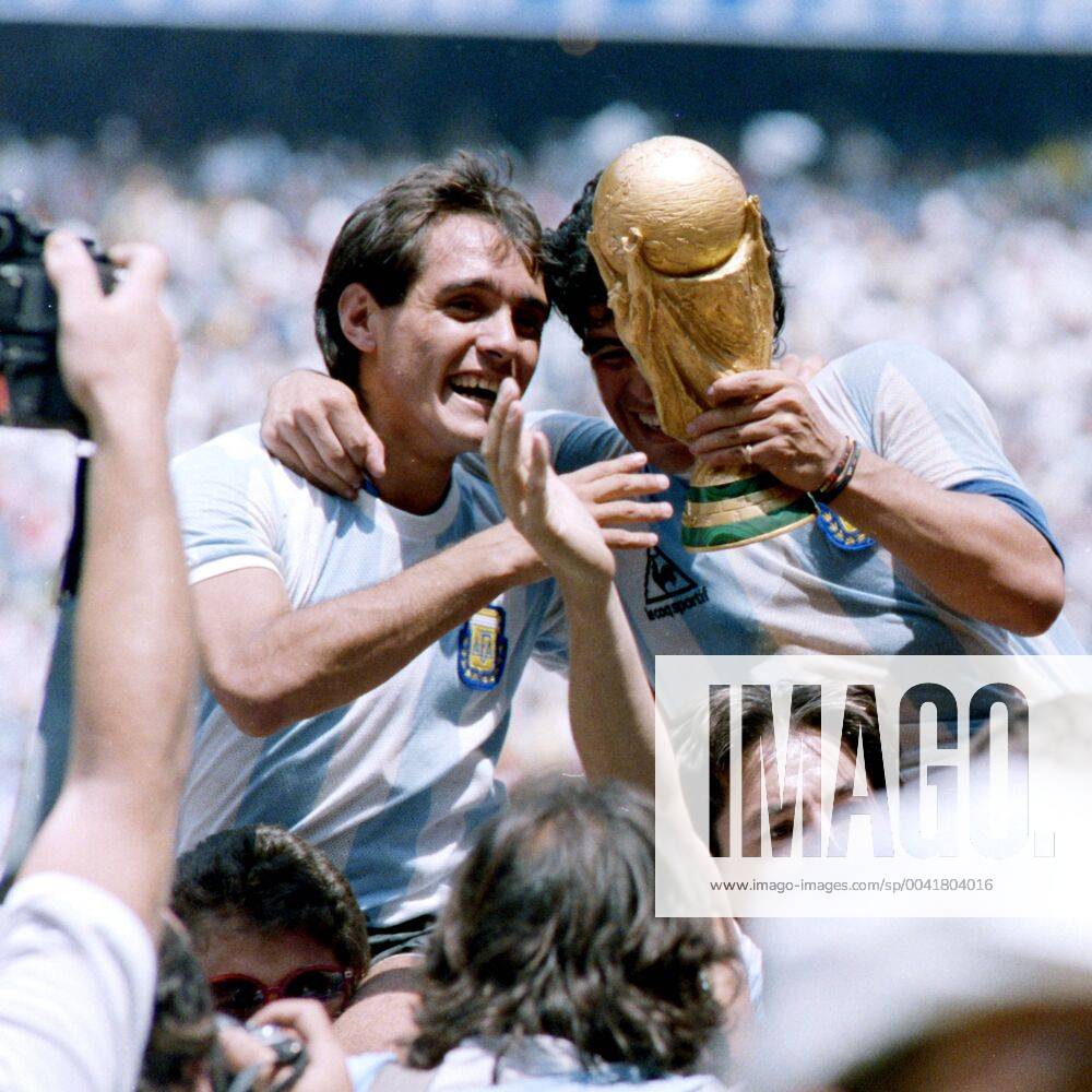 MARADONA Diego Kapitaen Team ARG with WELTCUP Cup at the award ceremony with goal scorers BURRUCHAGA Jorge Final Argentina Germany 3 2 on 29 06 1986 at the Azteca Stadium in Mexico City