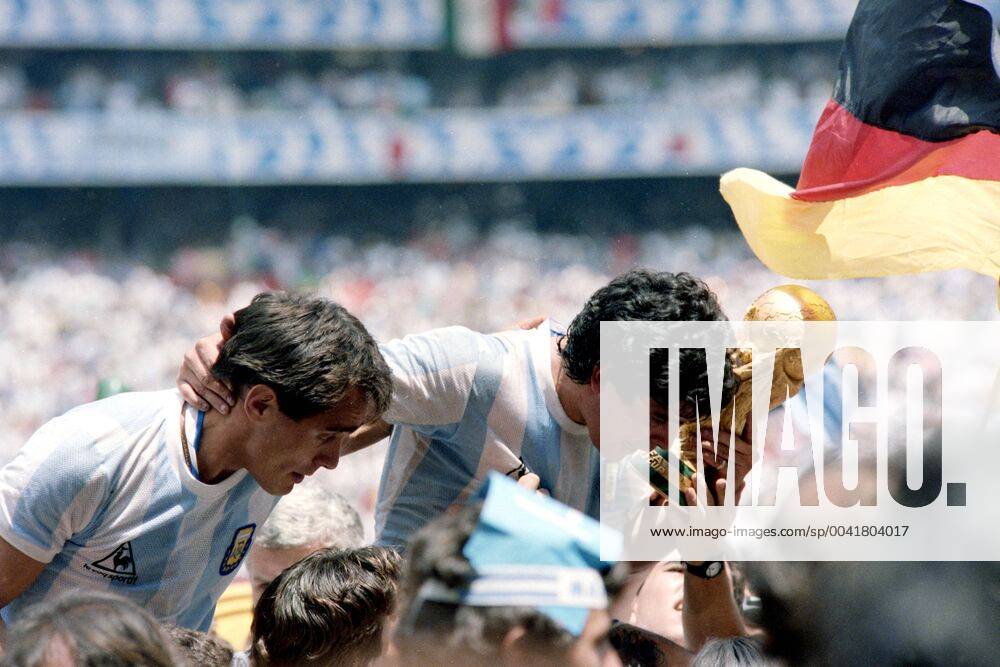 MARADONA Diego Kapitaen Team ARG with WELTCUP Cup at the award ceremony with goal scorers BURRUCHAGA Jorge Final Argentina Germany 3 2 on 29 06 1986 at the Azteca Stadium in Mexico City