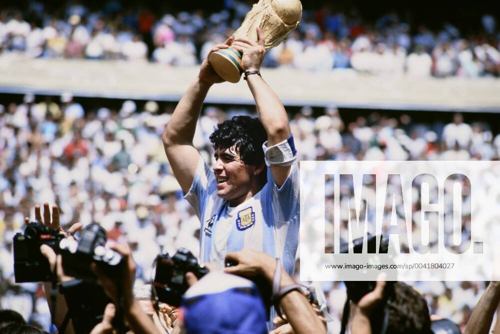 MARADONA Diego Kapitaen Team ARG with WELTCUP Cup at the award ceremony Final Argentina Germany 3 2 on 29 06 1986 in the Azteca Stadium in Mexico City