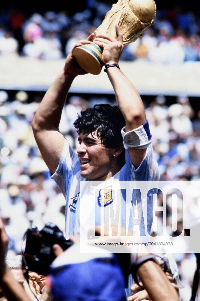 MARADONA Diego Kapitaen Team ARG with WELTCUP Cup at the award ceremony Final Argentina Germany 3 2 on 29 06 1986 in the Azteca Stadium in Mexico City