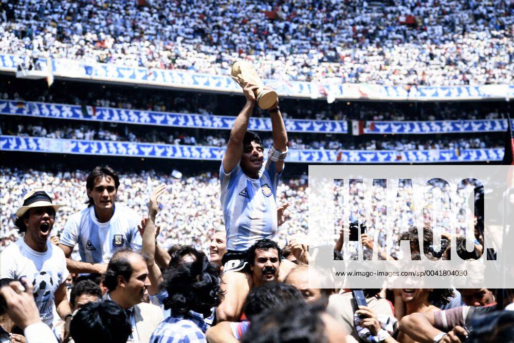 MARADONA Diego Kapitaen Team ARG with WELTCUP Cup at the award ceremony with goal scorers BURRUCHAGA Jorge Final Argentina Germany 3 2 on 29 06 1986 at the Azteca Stadium in Mexico City
