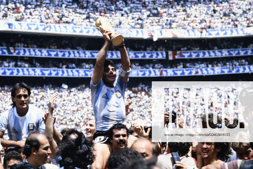MARADONA Diego Kapitaen Team ARG with WELTCUP Cup at the award ceremony with goal scorers BURRUCHAGA Jorge Final Argentina Germany 3 2 on 29 06 1986 at the Azteca Stadium in Mexico City