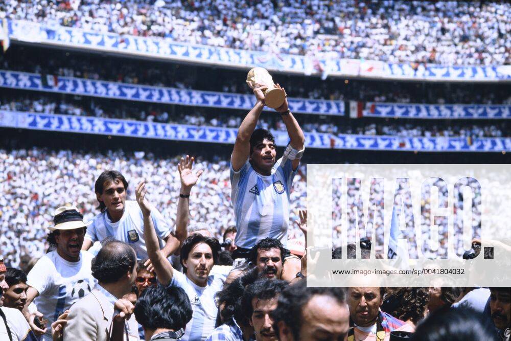 MARADONA Diego Kapitaen Team ARG with WELTCUP Cup at the award ceremony with goal scorers BURRUCHAGA Jorge Final Argentina Germany 3 2 on 29 06 1986 at the Azteca Stadium in Mexico City