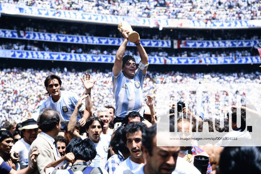MARADONA Diego Kapitaen Team ARG with WELTCUP Cup at the award ceremony with goal scorers BURRUCHAGA Jorge Final Argentina Germany 3 2 on 29 06 1986 at the Azteca Stadium in Mexico City