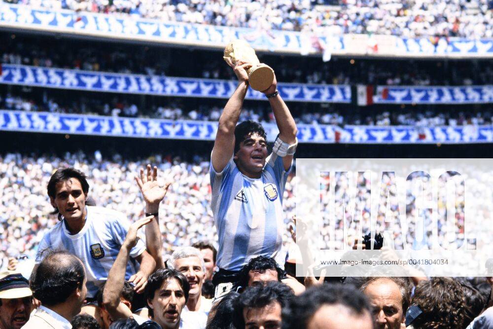 MARADONA Diego Kapitaen Team ARG with WELTCUP Cup at the award ceremony with goal scorers BURRUCHAGA Jorge Final Argentina Germany 3 2 on 29 06 1986 at the Azteca Stadium in Mexico City