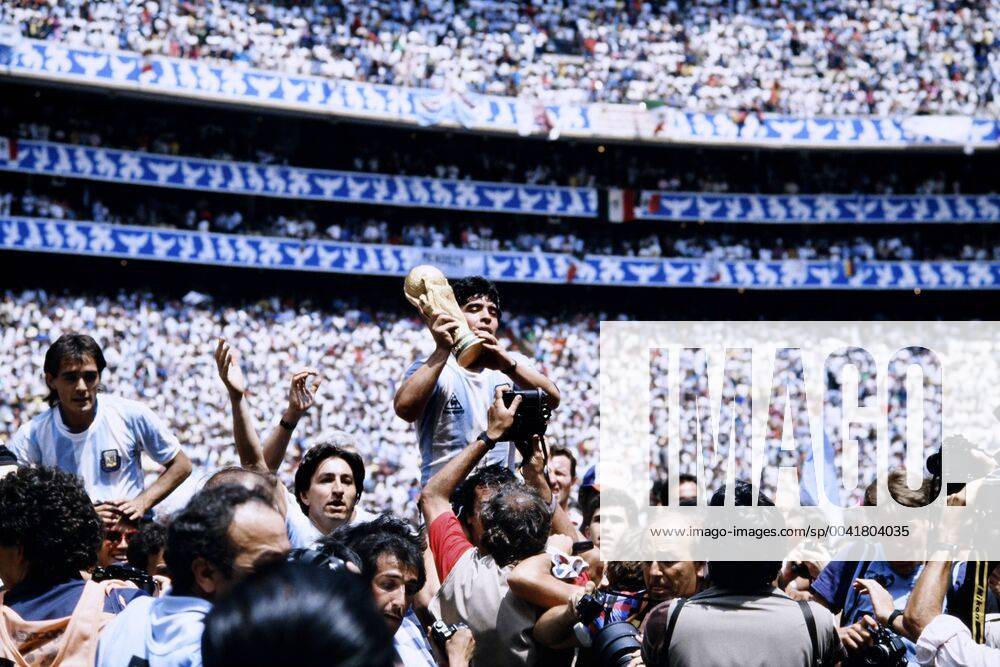 MARADONA Diego Kapitaen Team ARG with WELTCUP Cup at the award ceremony with goal scorers BURRUCHAGA Jorge Final Argentina Germany 3 2 on 29 06 1986 at the Azteca Stadium in Mexico City