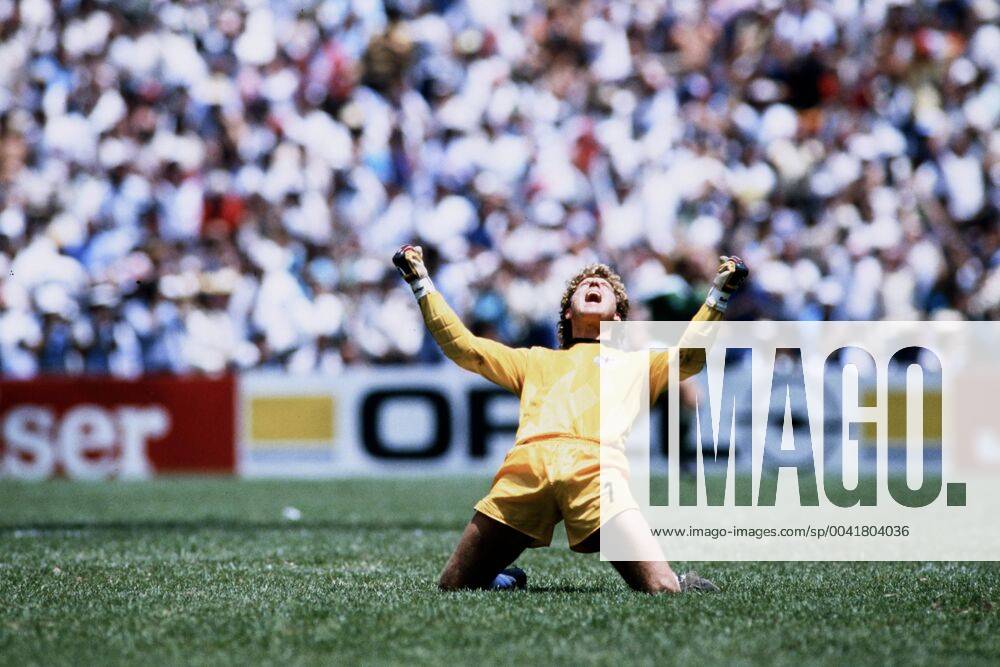 SCHUMACHER Toni Goalkeeper Team Germany cheers after the equalizing goal by VOELLER Rudi Final Argentina Germany 3 2 on 29 06 1986 at the Azteca Stadium in Mexico City
