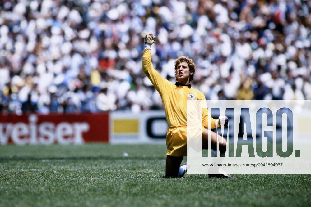 SCHUMACHER Toni Goalkeeper Team Germany cheers after the equalizing goal by VOELLER Rudi Final Argentina Germany 3 2 on 29 06 1986 at the Azteca Stadium in Mexico City