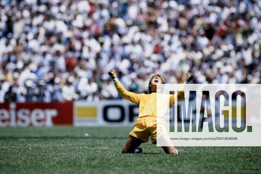 SCHUMACHER Toni Goalkeeper Team Germany cheers after the equalizing goal by VOELLER Rudi Final Argentina Germany 3 2 on 29 06 1986 at the Azteca Stadium in Mexico City