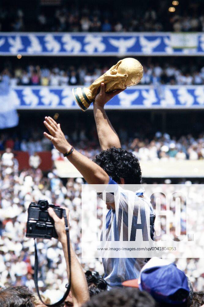 MARADONA Diego Kapitaen Team ARG with WELTCUP Cup at the award ceremony Final Argentina Germany 3 2 on 29 06 1986 in the Azteca Stadium in Mexico City