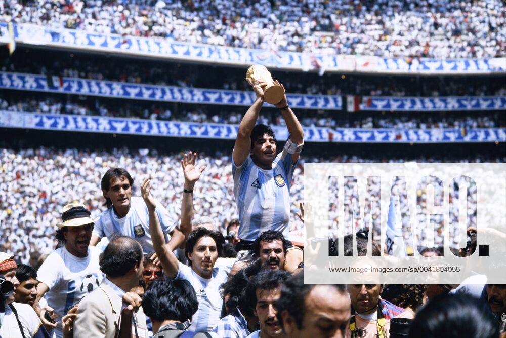 MARADONA Diego Kapitaen Team ARG with WELTCUP Cup at the award ceremony with goal scorers BURRUCHAGA Jorge Final Argentina Germany 3 2 on 29 06 1986 at the Azteca Stadium in Mexico City