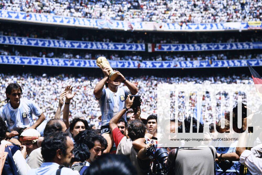 MARADONA Diego Kapitaen Team ARG with WELTCUP Cup at the award ceremony with goal scorers BURRUCHAGA Jorge Final Argentina Germany 3 2 on 29 06 1986 at the Azteca Stadium in Mexico City