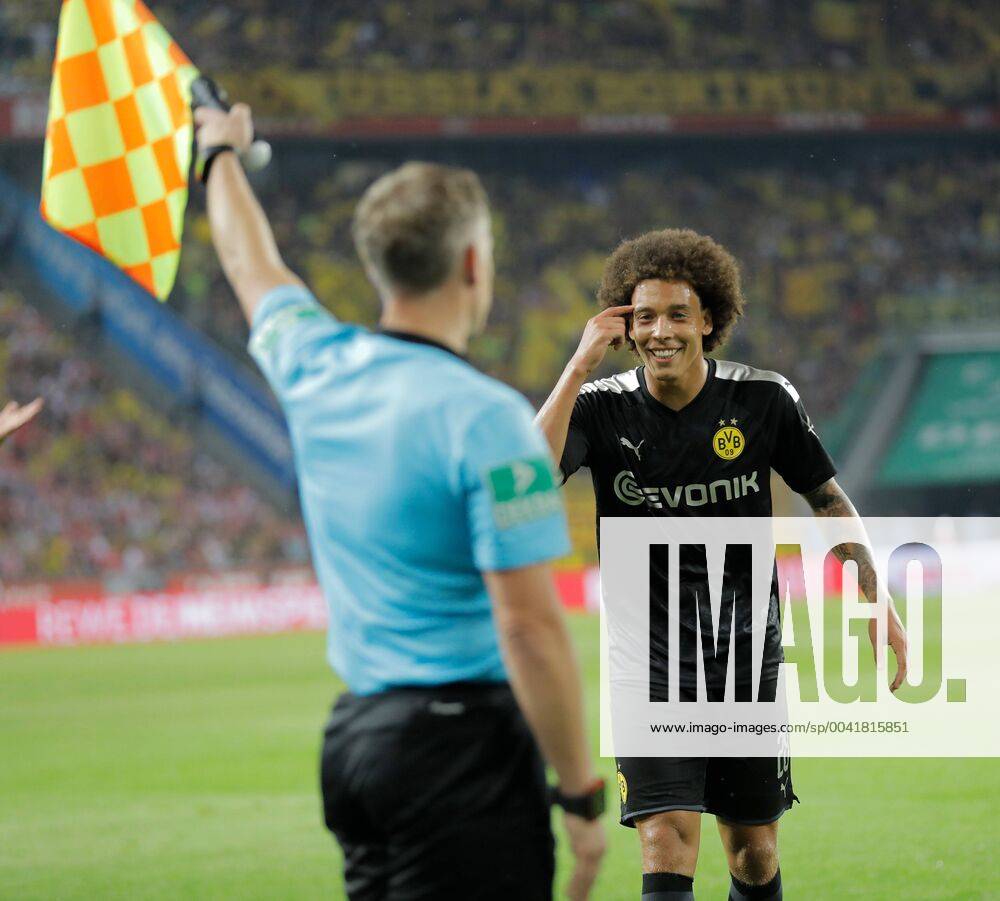 Cologne, RheinEnergieStadion, 23 08 19 Axel Witsel Borussia Dortmund complains to the linesman in the 1 Bundesliga game between 1 FC Köln vs. Borussia Dortmund in the 2019 season 2020 DFL regulations prohibit any use of photographs as image sequences and or quasi video