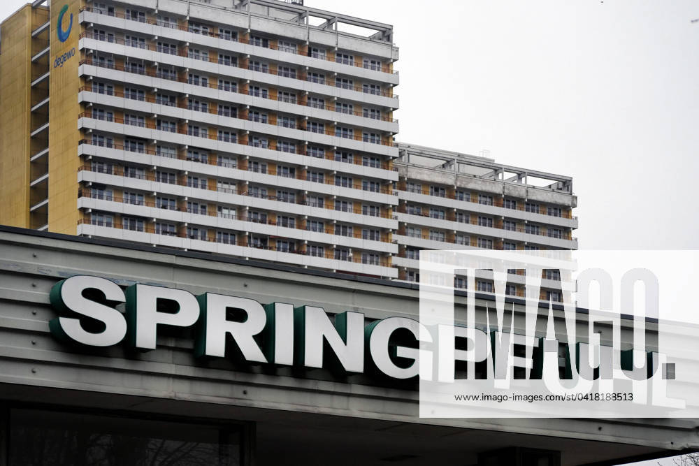 GDR SK65 high-rise buildings on Helene Weigel Platz in Berlin Marzahn The S-Bahn entrance to Springpfuhl S-Bahn station in front of the high-rise skyline on Helene Weigel Platz in Berlin Marzahn In 1985, two SK65 skyscrapers with 25
