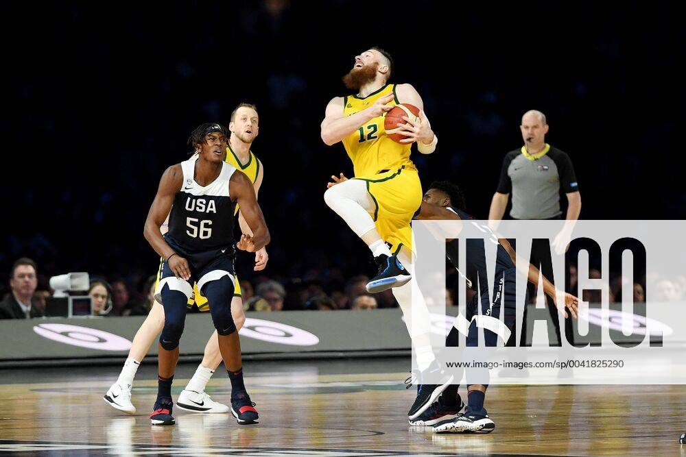 Bilder des Jahres 2019, Sport 08 August 24th August 2019; Marvel Stadium, Melbourne, Victoria, Australia; International Basketball, United States of America versus Australia Boomers; Aron Baynes of Australia looking to lay up under the basket - Editorial Use Only. ActionPlus12162207 MorganxHancock