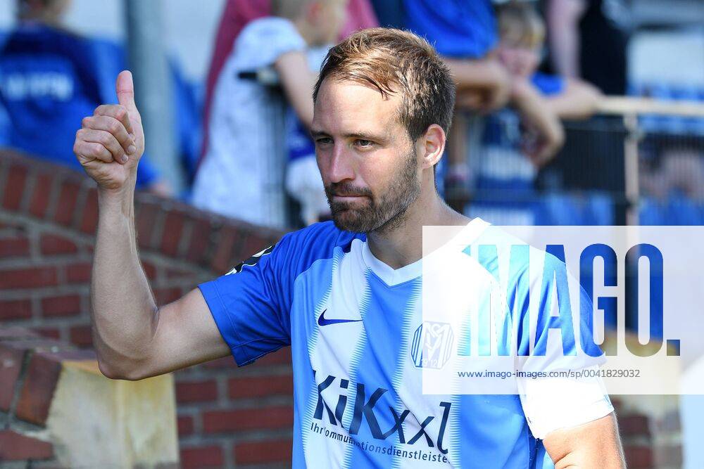 GER, 3 FBL, SV Meppen vs FC Carl Zeiss Jena 24 08 2019, Hänsch Arena, Meppen, GER, SV Meppen vs FC Carl Zeiss Jena DFL regulations prohibit any use of photographs as image sequences and or quasi video in picture Steffen Puttkammer SV Meppen 22 thanks the fans after the game action single picture gesticulation gesticulated nordphotox xPaetzel nph00403