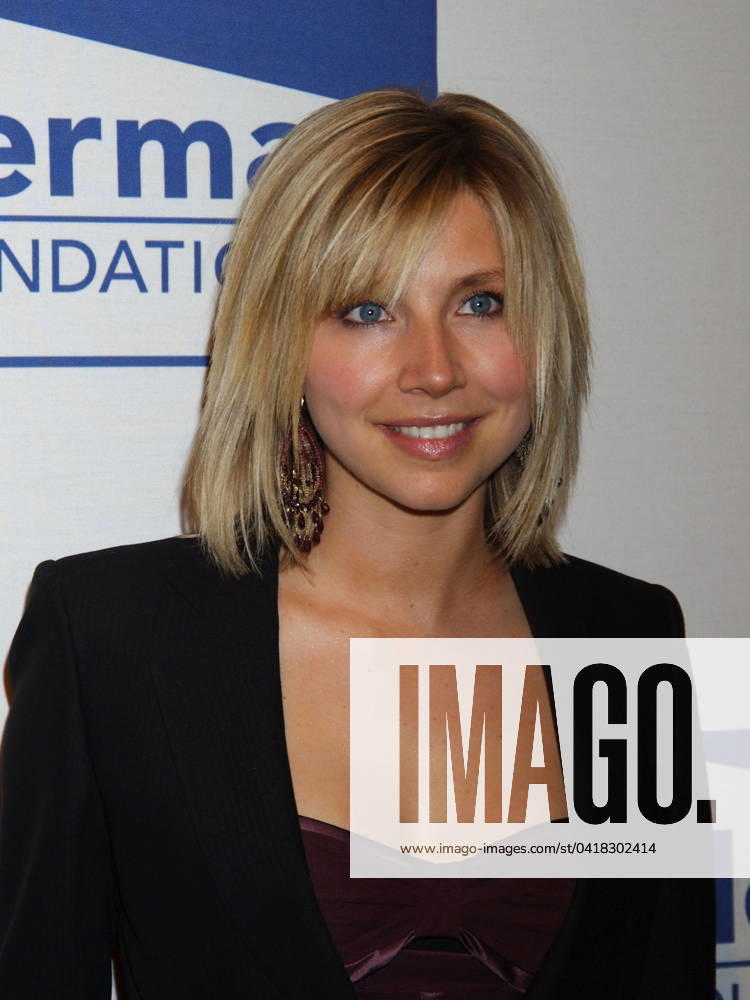 13th Annual Cool Comedy Hot Cuisine Benefit Mar. 26, 2004; Beverly Hills, CA, USA; Actor SARAH CHALKE during the 13th Annual Cool Comedy Hot Cuisine Benefit for Scleroderma held at the Regent Beverly Wilshire Hotel. Mandatory Credit: Photo by Laura Farr ZUMA Press. () Copyright 2004 by Laura Farr Beverly Hills CA USA