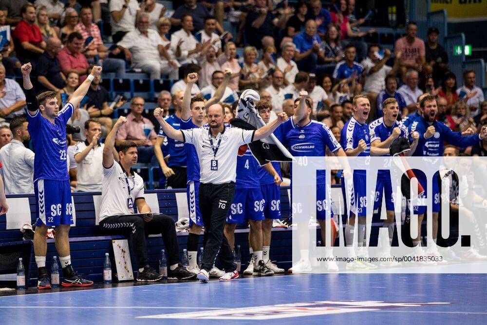 2 Handball Bundesliga VfL Gummersbach TUSEM Essen 24 08 2019 Cheers on the bench of VfL Gummersbach, 2 Handball Bundesliga VfL Gummersbach TUSEM Essen Gummersbach, Schwalbe arena