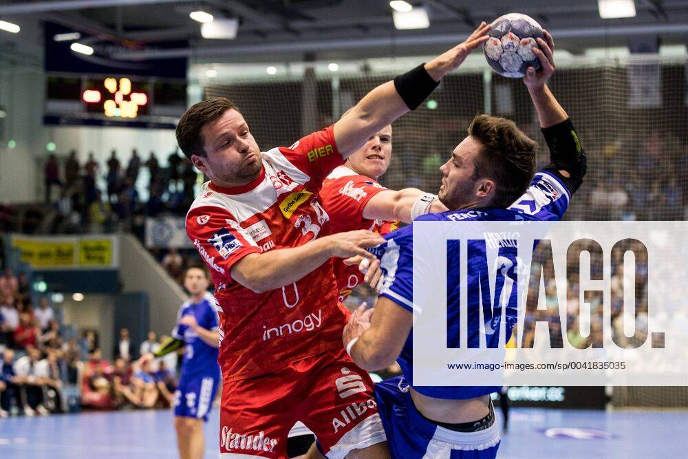 2 Handball Bundesliga VfL Gummersbach TUSEM Essen 24 08 2019 Felix Klinger 34, TUSEM Essen , Fynn Herzig 22, VfL Gummersbach , 2 Handball Bundesliga VfL Gummersbach TUSEM Essen Gummersbach, Schwalbe arena