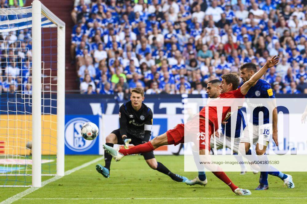 Football 1 Bundesliga, FC Schalke 04 FC Bayern Muenchen, v l Goal chance by Thomas Mueller FCB FC Bayern Muenchen Gelsenkirchen