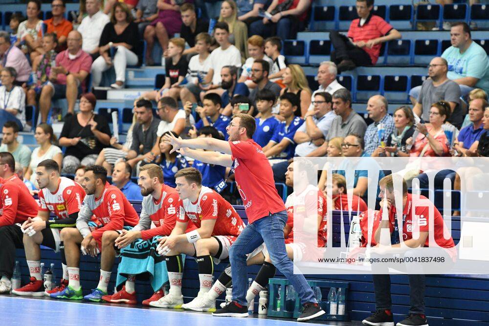 Jaron Siewert Trainer TuSEM Essen gesticulated at the edge of the field, VfL Gummersbach TuSEM Essen, Handball, Men, 2 League, Liqui Moly Handball Bundesliga, 1 Matchday, 28 08 2019, VfL Gummersbach TuSEM Essen, , Handball, Liqui Moly 2 Handball Bundesliga, Men, Soielzeit 2019 20 Gummersbach