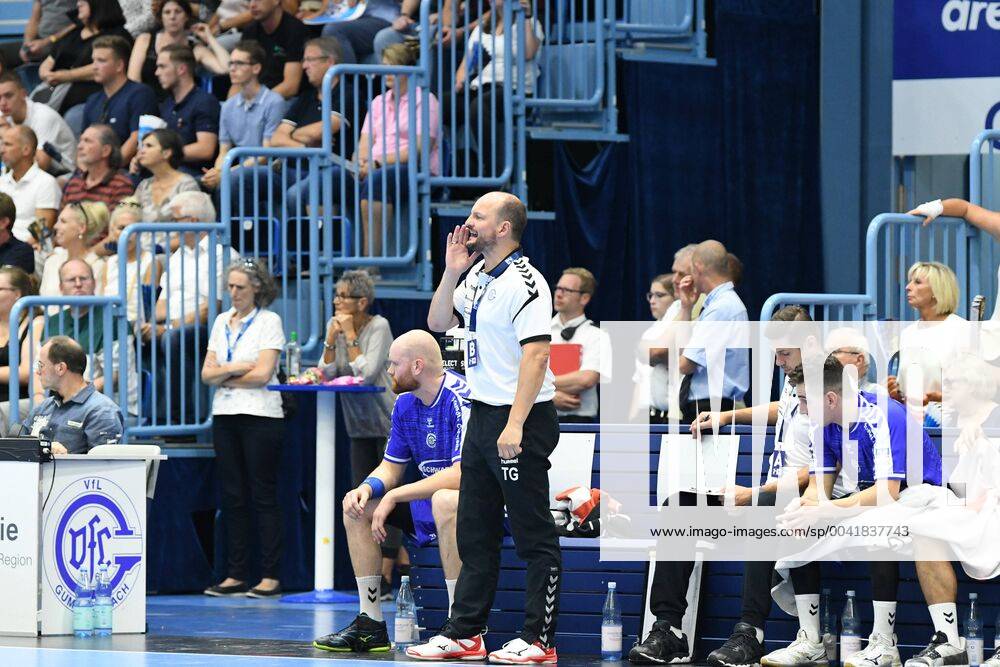 Torge Greve coach VfL Gummersbach calls instructions on the pitch, VfL Gummersbach TuSEM Essen, Handball, Men, 2 League, Liqui Moly Handball Bundesliga, 1 Matchday, 28 08 2019, VfL Gummersbach TuSEM Essen, , Handball, Liqui Moly 2 Handball Bundesliga, Men, Soielzeit 2019 20 Gummersbach