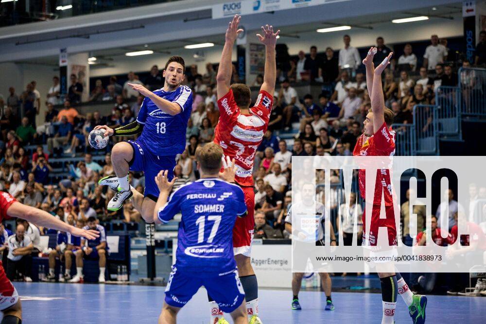 2 Handball Bundesliga VfL Gummersbach TUSEM Essen 24 08 2019 Alexander Hermann 18, VfL Gummersbach , Marvin Sommer 17, VfL Gummersbach , Dennis Szczesny 22, TUSEM Essen , 2 Handball Bundesliga VfL Gummersbach TUSEM Essen Gummersbach, Schwalbe arena