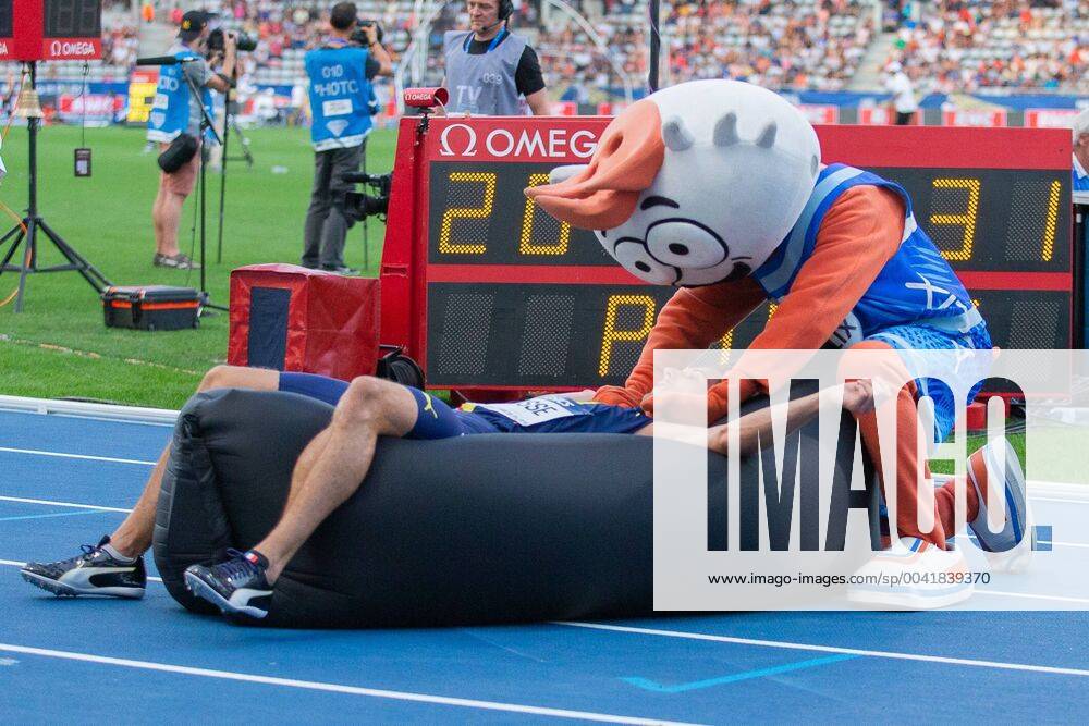 Bilder des Jahres 2019, Sport 08 August Meeting de Paris Pierre-Ambroise Bosse of France gets some physio from the meeting mascot after finishing sixth in the Men s 800 metres during the 2019 IAAF Diamond League Meeting de Paris at Stade Charlety, Paris Content Not Available For UK Newspapers