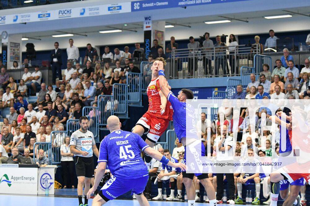 25 Justin Müller 25 TuSEM Essen gets the hand of 9 Tin Kontrec 9 VfL Gummersbach in the face, , VfL Gummersbach TuSEM Essen, Handball, Men, 2 League, Liqui Moly Handball Bundesliga, 1 Matchday, 28 08 2019, VfL Gummersbach TuSEM Essen, , Handball, Liqui Moly 2 Handball Bundesliga, Men, Soielzeit 2019 20 Gummersbach