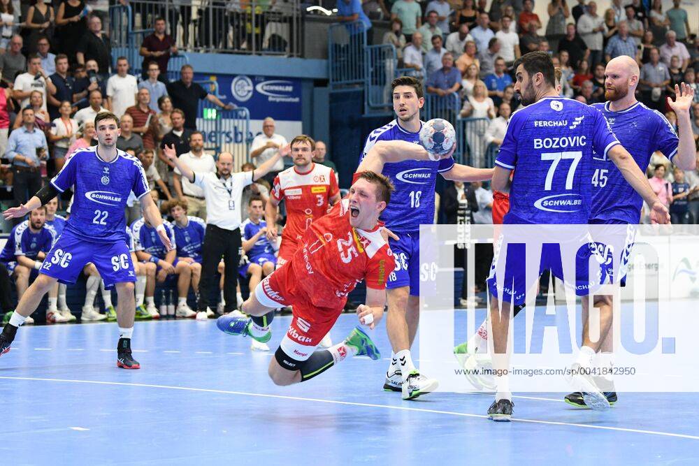 25 Justin Müller 25 TuSEM Essen throwing over the floor, , VfL Gummersbach TuSEM Essen, Handball, Men, 2 League, Liqui Moly Handball Bundesliga, 1 Matchday, 28 08 2019, VfL Gummersbach TuSEM Essen, , Handball, Liqui Moly 2 Handball Bundesliga, Men, Soielzeit 2019 20 Gummersbach