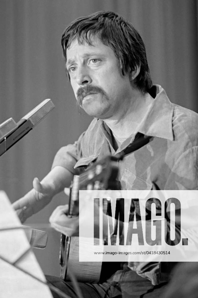 The singer-songwriter WOLF BIERMANN during his performance in Dortmunds Westfalenhalle on 25 April 1978 He was expatriated from the GDR in 1976 after a concert in Cologne because of his songs and poems critical of the regime