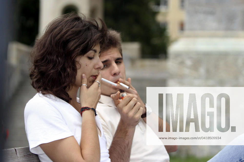 Social smoker, smoking at social events in the presence of other people social smoker, smoking at social events