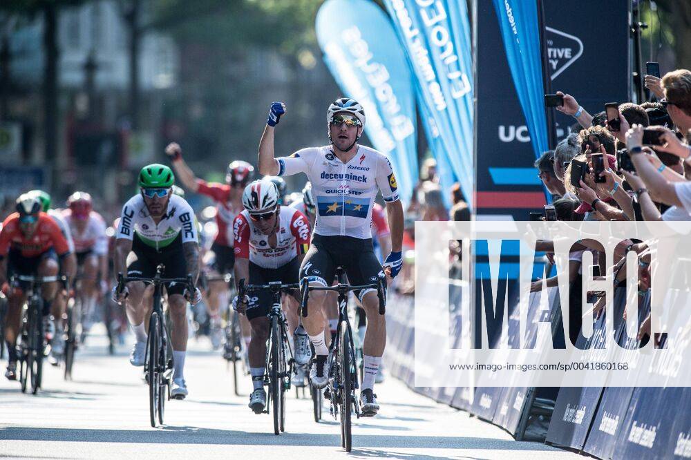 Elia Viviani ITA Deceuninck Quick Step the Euro Eyes Cyclassics in Hamburg before Caleb Ewan AUS Lotto Soudal and Giacomo Nizzolo ITA Team Dimension Data Finish Finish Finish Sprint Finish Final Sprint Joy Joy Luck Emotions Mimic Mimic Gestic Gestic Action Racing Scene Landscape horizontal Event 24 Euro Eyes Cyclassics Hamburg Hamburg to to Hamburg 216 7 km Location Hamburg Region Hamburg Land Country Germany Date Date 25 08 2019 Stiehl Photography