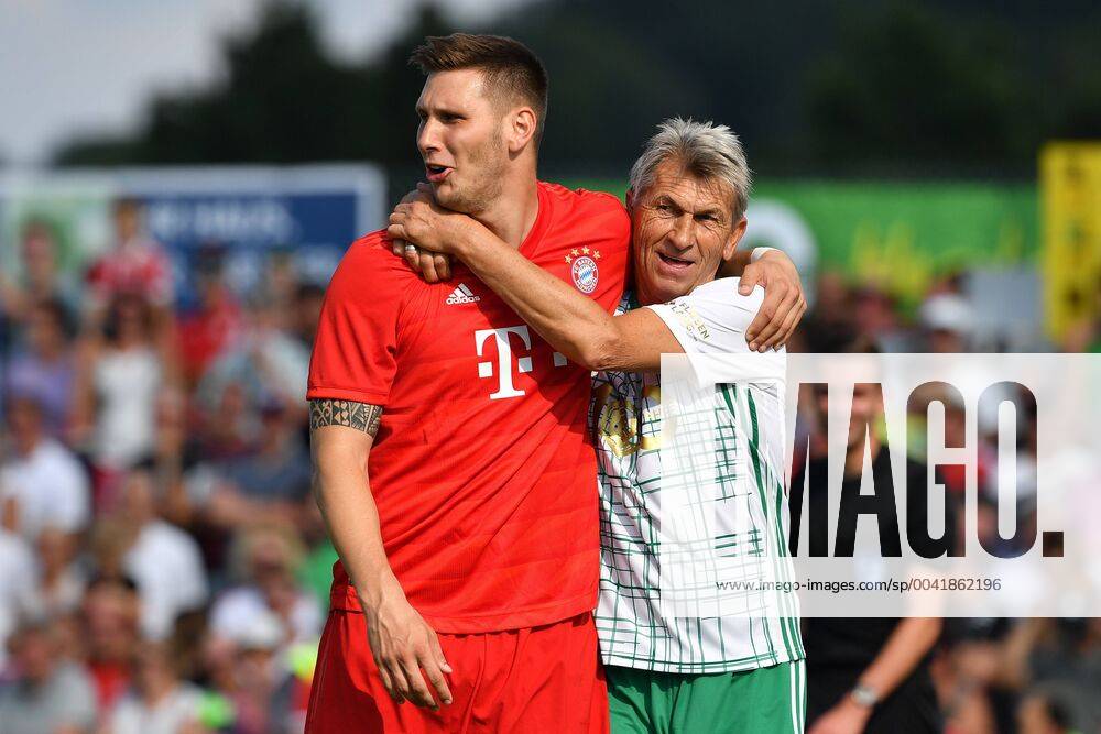 Klaus AUGENTHALER is attached to Niklas SUELE Bayern Muenchen , Aktion Fussball Traumspiel, Vilshofen Rot Weiss FC Bayern Muenchen on 25 08 2019,KLAUSxAUGENTHALER STADION Vilshofen DFL REGULATIONS PROHIBIT ANY USE OF PHOTOGRAPHS AS IMAGE SEQUENCES AND OR QUASI VIDEO