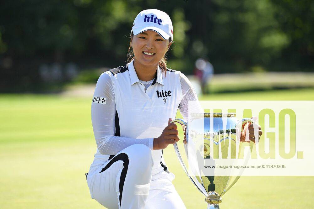 AURORA, ON - AUGUST 25: Jin Young Ko (KOR) poses with the Canadian Pacific Women s Open Trophy after winning the LPGA, Golf Damen - CP Women s Open on August 25, 2019 at Magna Golf Club in Aurora, ON. (Photo by Gerry Angus Icon Sportswire) GOLF: AUG 25 LPGA - CP Women s Open Icon19082536