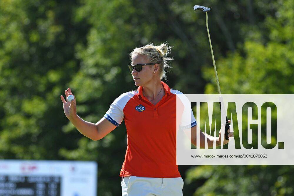 AURORA, ON - AUGUST 25: Nicole Broch Larsen (DEN) acknowledges the crowd on the 18th hole during the final round of the LPGA, Golf Damen - CP Women s Open on August 25, 2019 at Magna Golf Club in Aurora, ON. (Photo by Gerry Angus Icon Sportswire) GOLF: AUG 25 LPGA - CP Women s Open Icon19082545