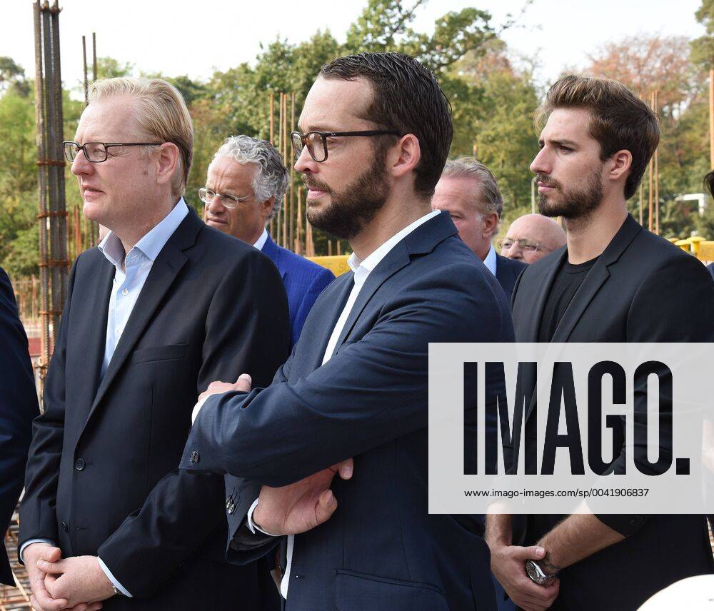 Frankfurt am Main, Commerzbankarena Eintracht Frankfurt SGE Laying of the foundation stone New construction ProfiCamp Frankfurt city councillors Markus Frank and city councillor Jan Schneider behind Kevin Trapp 1, Eintracht Frankfurt