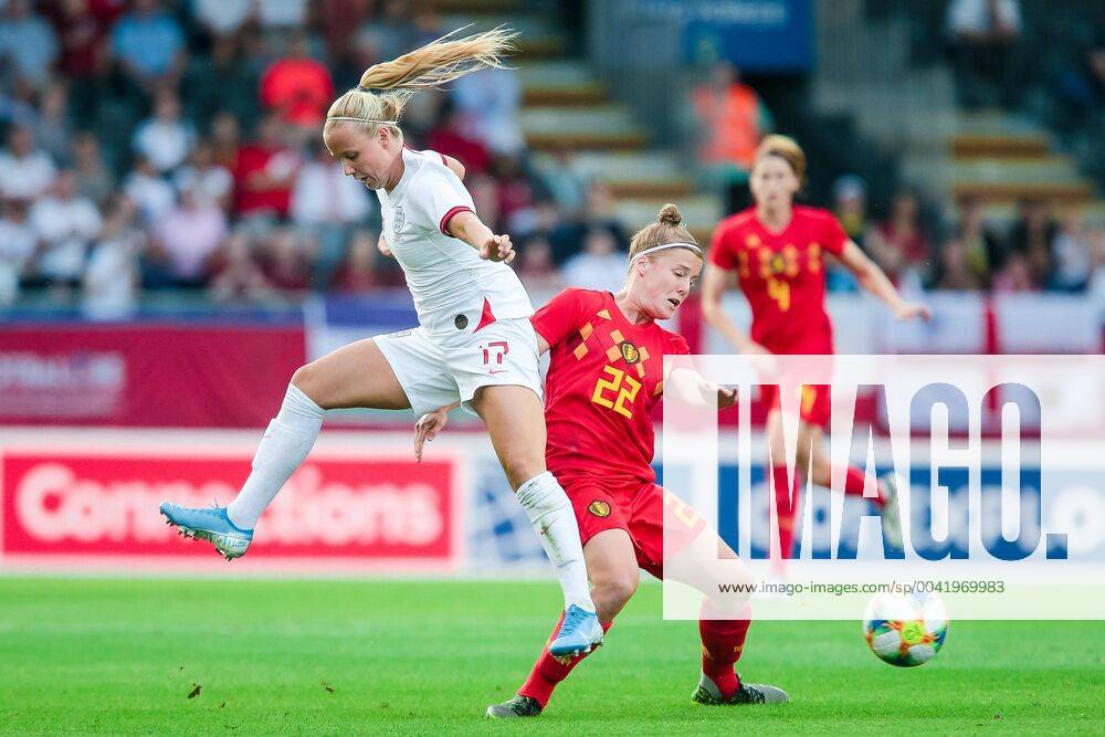 Fußball, Damen Länderspiel, Belgien - England HEVERLEE, BELGIUM - AUGUST 29: Beth Mead of England and Laura Deloose of Belgium during the International Friendly, Länderspiel, Nationalmannschaft women match between Belgium and England at the King Power at Den Dreef Stadion on August 29, 2019 in Heverlee, Belgium, 29 08 2019. FOOTBALL FEMININ : Belgique Vs Angleterre - Amical - 29 08 2019 PhotoNews Panoramic