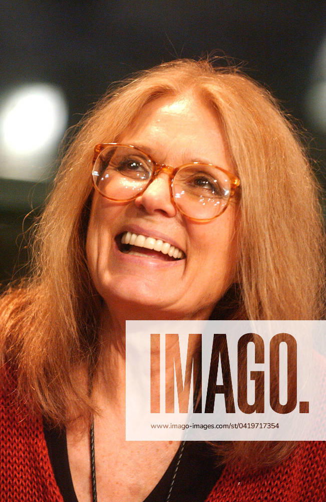 GLORIA STEINEM AT BARNES AND NOBLE NY GLORIA STEINEM AT BARNES AND NOBLE BOOKSTORES IN UNION SQUARE. NEW YORK CITY. 30 MARCH 2004. PICTURES DENNIS VAN TINE, Credit:Dennis Van Tine Avalon
