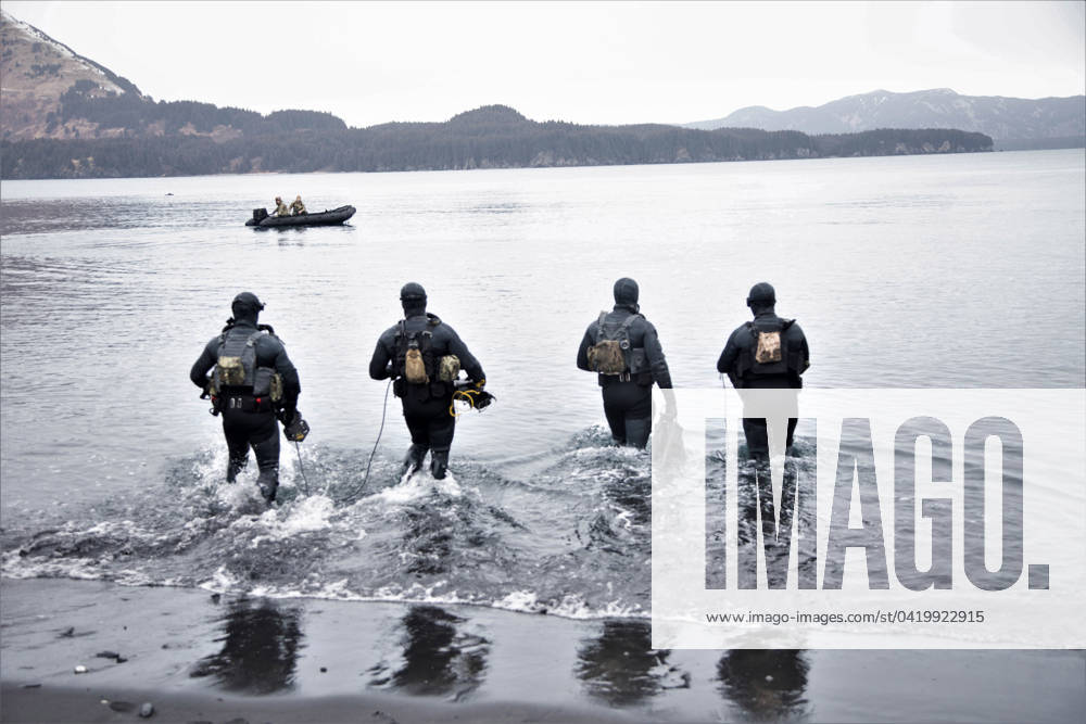 Alaska, USA - U.S. East-Coast based Naval Special Warfare Operators (SEALs), 10th Special Forces Group (Airborne) Green Berets, and Norwegian Naval Special Operations Commandos conduct diving operations to strengthen interoperability and refine skills in the Arctic region near Kodiak, Alaska Feb. 23, 2024, during Arctic Edge 2024. AE24 is an annual defense exercise for the U.S. Northern Command emphasizing Joint Force operations in an extreme cold weather and high latitude environment and is designed to demonstrate Globally Integrated Layered Defense in the Arctic. ( Preston Mothersole) USA - ZUMAz03_ 20240223_shv_z03_702